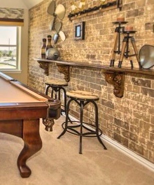 Uriger Hobbyraum mit bunten Wänden, Teppichboden und TV-Wand in Houston