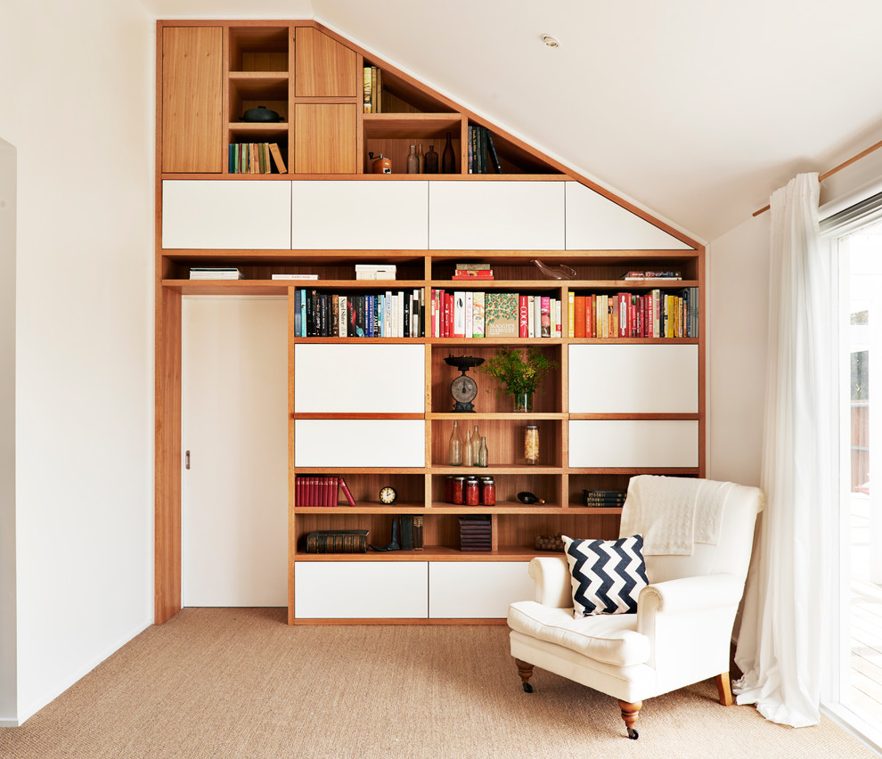 На фото: гостиная комната среднего размера в скандинавском стиле с с книжными шкафами и полками, белыми стенами и ковровым покрытием без камина с