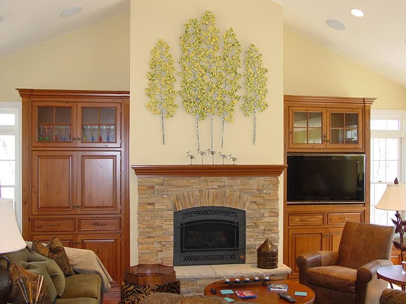Idée de décoration pour une salle de séjour tradition de taille moyenne et ouverte avec un mur beige, parquet foncé, une cheminée standard, un manteau de cheminée en pierre, un téléviseur indépendant et un sol beige.