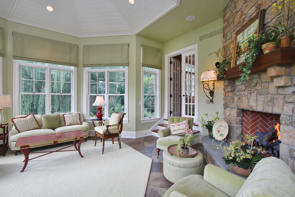 Стильный дизайн: изолированная гостиная комната в классическом стиле с зелеными стенами, угловым камином и фасадом камина из камня - последний тренд