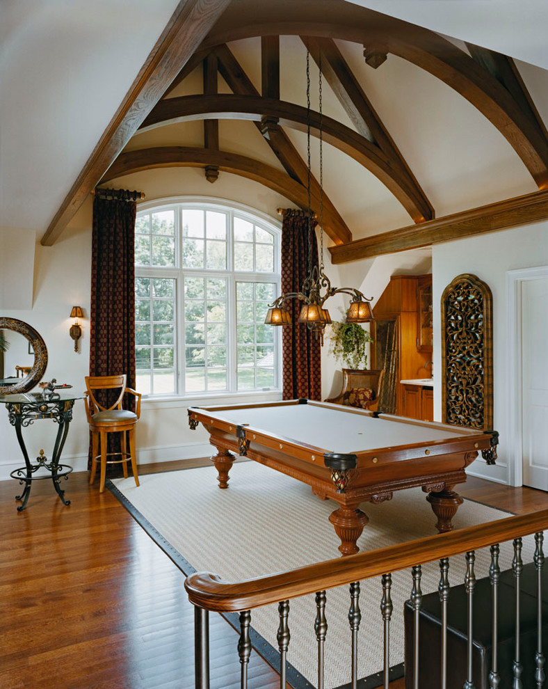 Idee per un soggiorno tradizionale stile loft con sala giochi, pareti bianche e pavimento in legno massello medio