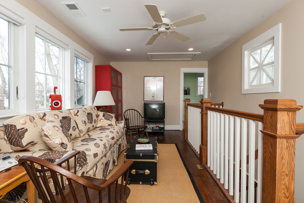 Foto di un soggiorno chic di medie dimensioni e stile loft con pareti beige, parquet scuro, nessun camino e TV autoportante