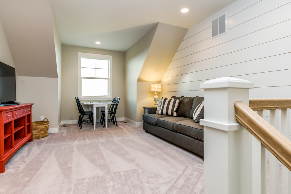 Свежая идея для дизайна: двухуровневая гостиная комната среднего размера в стиле кантри с серыми стенами, ковровым покрытием, отдельно стоящим телевизором и бежевым полом без камина - отличное фото интерьера
