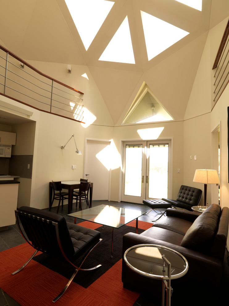 Mittelgroßes, Fernseherloses, Abgetrenntes Stilmix Wohnzimmer mit weißer Wandfarbe, Porzellan-Bodenfliesen und grauem Boden in Austin