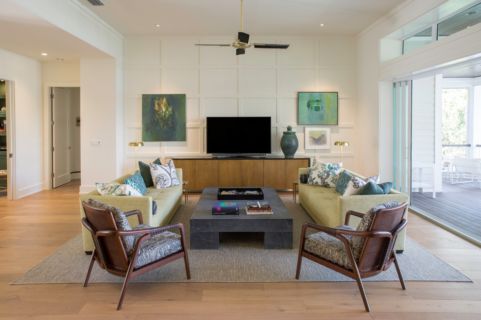 Großes, Offenes Mid-Century Wohnzimmer ohne Kamin mit weißer Wandfarbe, hellem Holzboden, freistehendem TV und beigem Boden in Miami