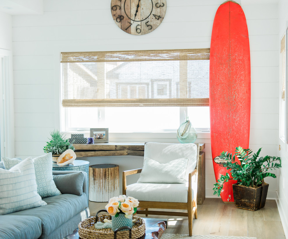 Foto di un soggiorno stile marino con pareti bianche e parquet chiaro
