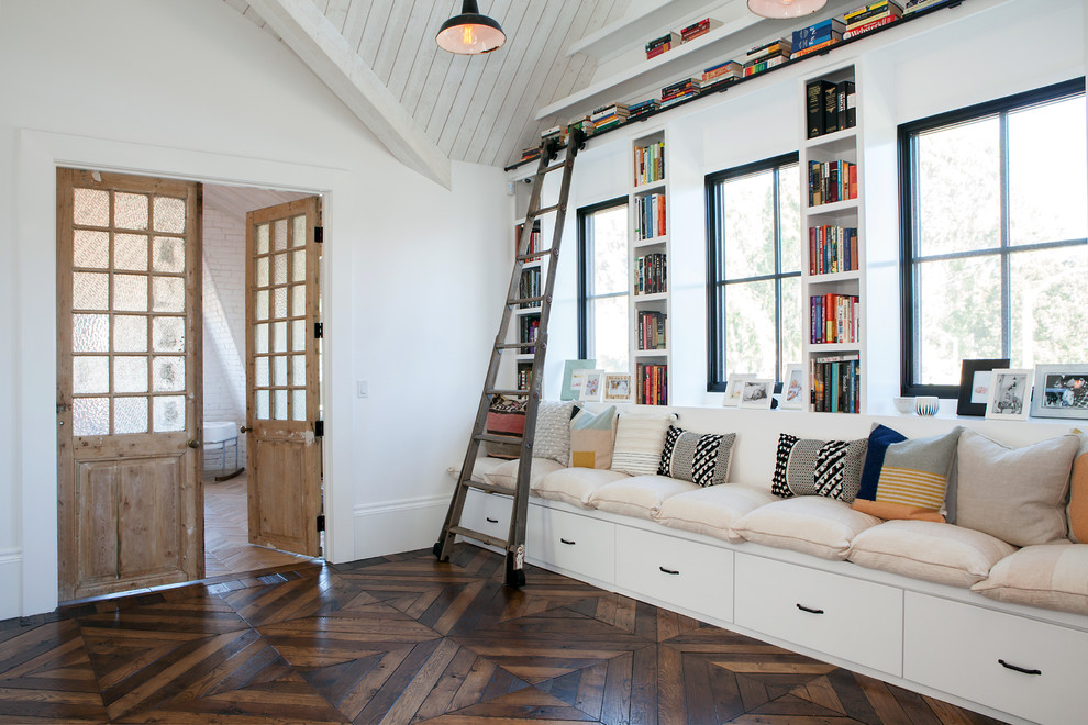 Inspiration för stora lantliga allrum med öppen planlösning, med ett bibliotek, vita väggar, mörkt trägolv och brunt golv