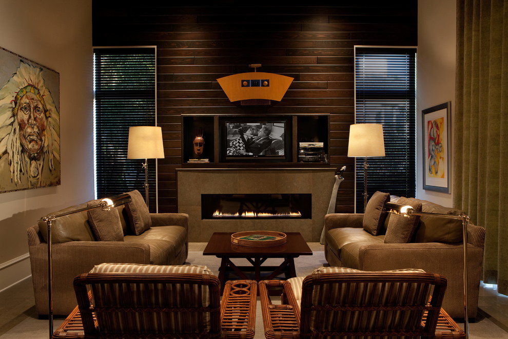 На фото: изолированная гостиная комната в стиле неоклассика (современная классика) с бежевыми стенами, горизонтальным камином и телевизором на стене с