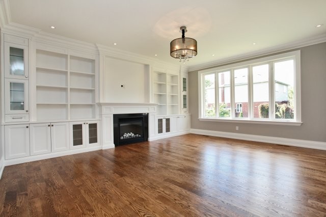 Foto de sala de estar abierta contemporánea grande sin televisor con paredes beige, suelo de madera en tonos medios, todas las chimeneas y marco de chimenea de metal