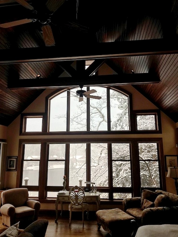 Immagine di un ampio soggiorno rustico aperto con pareti beige, parquet chiaro e pavimento grigio