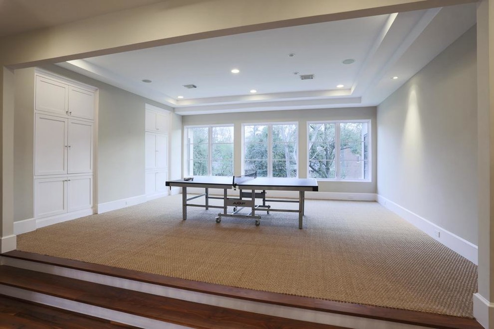 Imagen de sala de estar abierta minimalista grande con paredes blancas, moqueta y televisor colgado en la pared