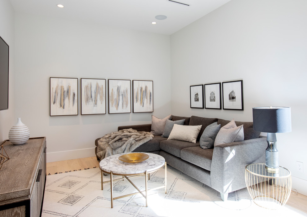 Imagen de sala de estar campestre con paredes blancas, suelo de madera clara y suelo beige