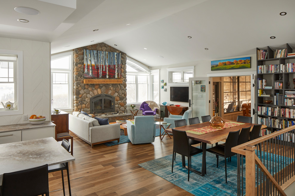 Landhausstil Wohnzimmer mit Kamin, Kaminumrandung aus Stein, TV-Wand, braunem Boden und gewölbter Decke in Ottawa