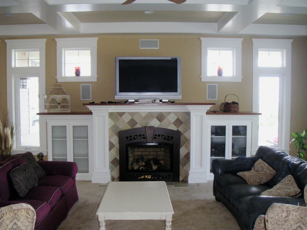 Esempio di un soggiorno stile americano di medie dimensioni e aperto con pareti gialle, moquette, camino classico, cornice del camino piastrellata e TV autoportante