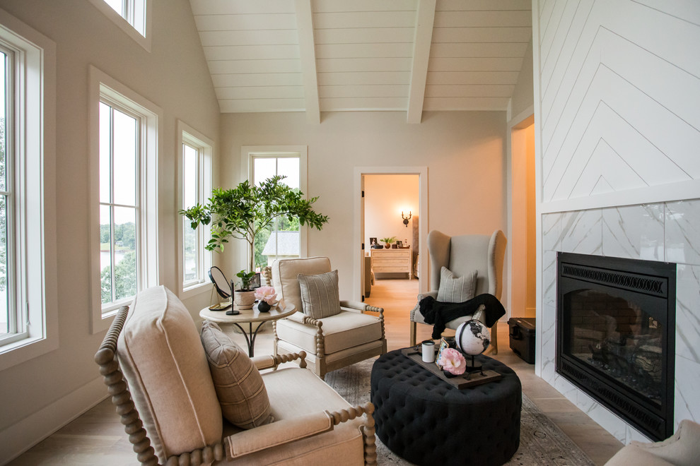 Foto de sala de estar de estilo de casa de campo con paredes beige, suelo de madera en tonos medios, todas las chimeneas, marco de chimenea de baldosas y/o azulejos y suelo marrón