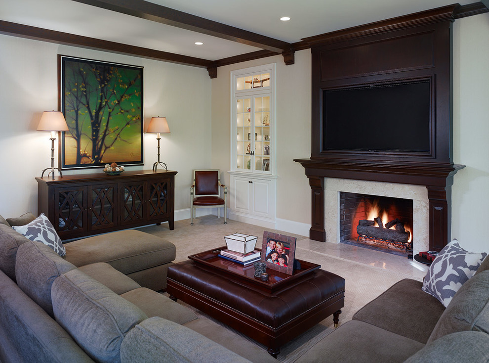 Modelo de sala de estar clásica de tamaño medio con todas las chimeneas, marco de chimenea de madera, pared multimedia, paredes beige, suelo beige y moqueta