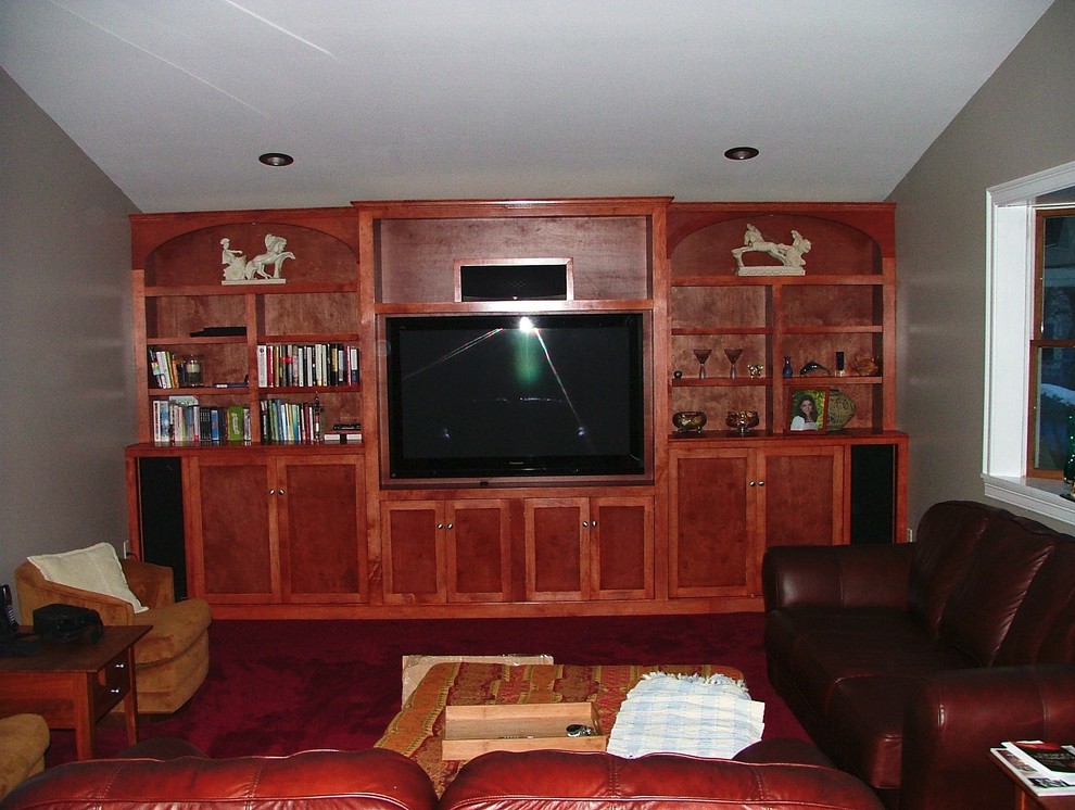 Aménagement d'une grande salle de séjour classique avec un mur beige, un sol en carrelage de céramique et un téléviseur encastré.