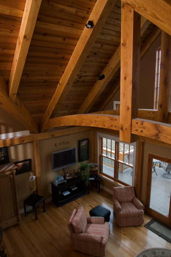 Rustikales Wohnzimmer mit braunem Holzboden in Boston