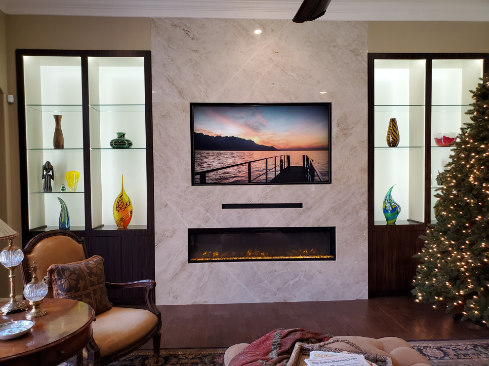 Foto de sala de estar moderna grande con chimenea lineal, marco de chimenea de piedra, pared multimedia y madera