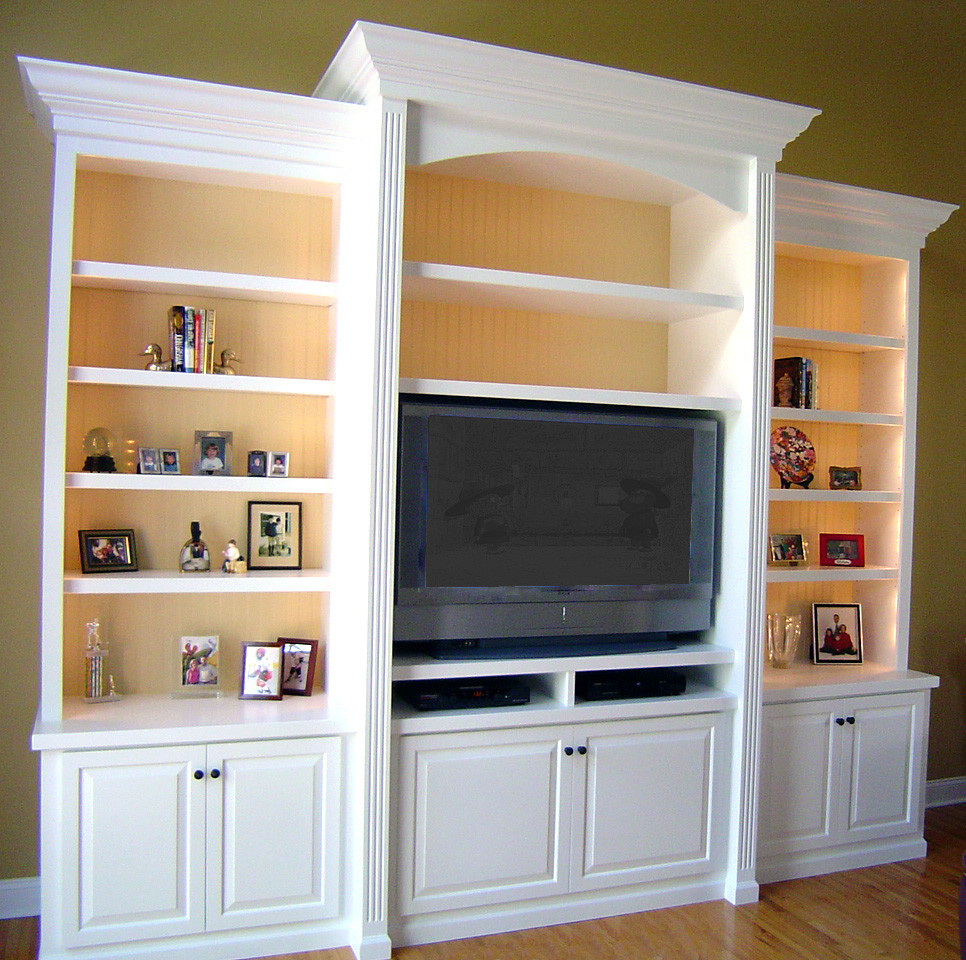 Imagen de sala de estar abierta clásica de tamaño medio con paredes beige y suelo de madera en tonos medios