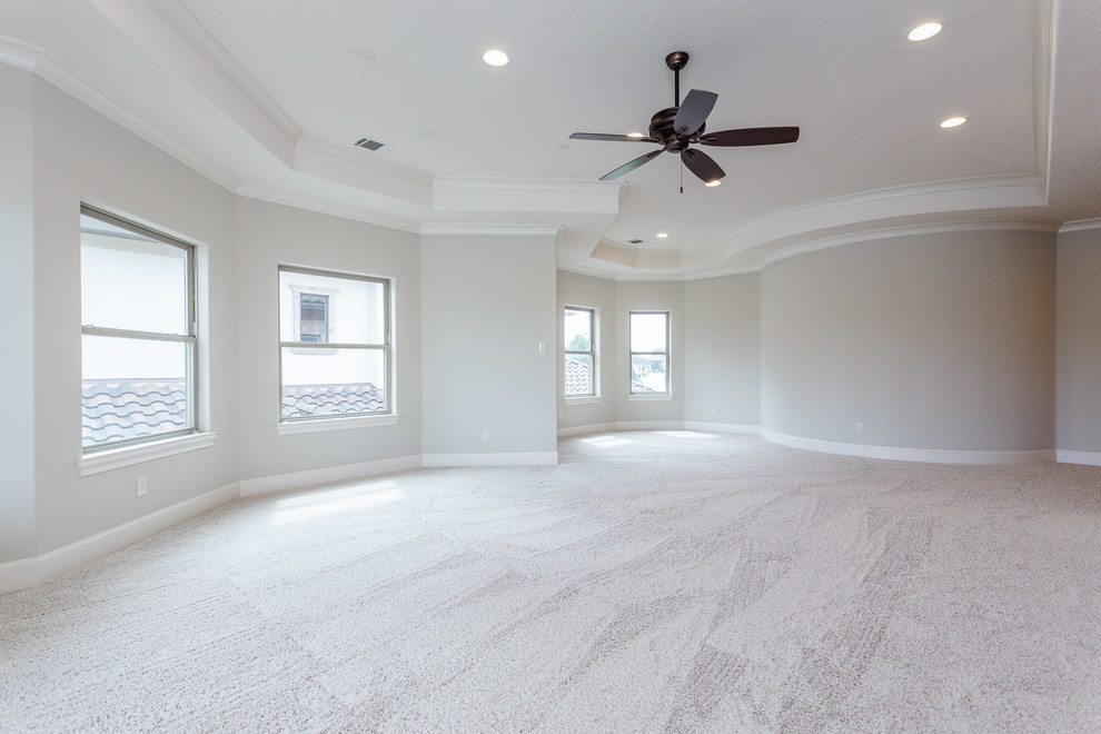 Großer, Abgetrennter Mediterraner Hobbyraum mit grauer Wandfarbe, Teppichboden, Multimediawand und grauem Boden in Houston