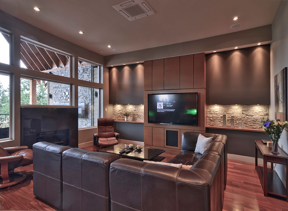 Стильный дизайн: гостиная комната в современном стиле с бежевыми стенами, темным паркетным полом, телевизором на стене и горизонтальным камином - последний тренд