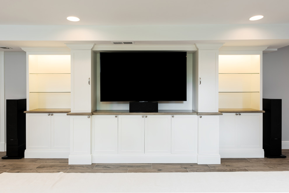 Großes, Offenes Modernes Wohnzimmer mit weißer Wandfarbe, braunem Holzboden, TV-Wand und braunem Boden in New York