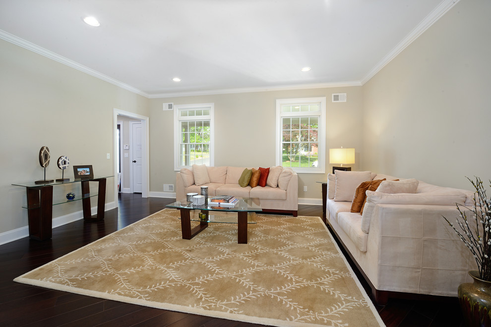 Imagen de sala de estar actual con paredes beige