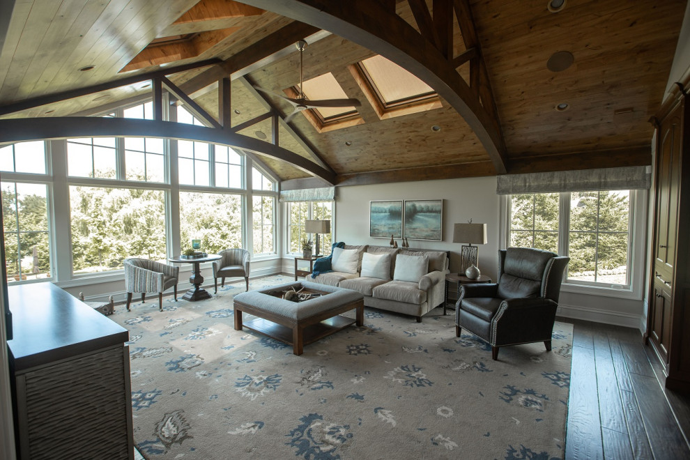 Пример оригинального дизайна: огромная открытая гостиная комната в стиле неоклассика (современная классика) с серыми стенами, паркетным полом среднего тона и коричневым полом