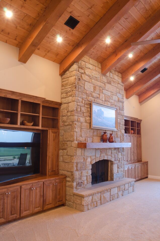 Imagen de sala de estar abierta tradicional grande con paredes beige, moqueta, todas las chimeneas, marco de chimenea de piedra y televisor independiente