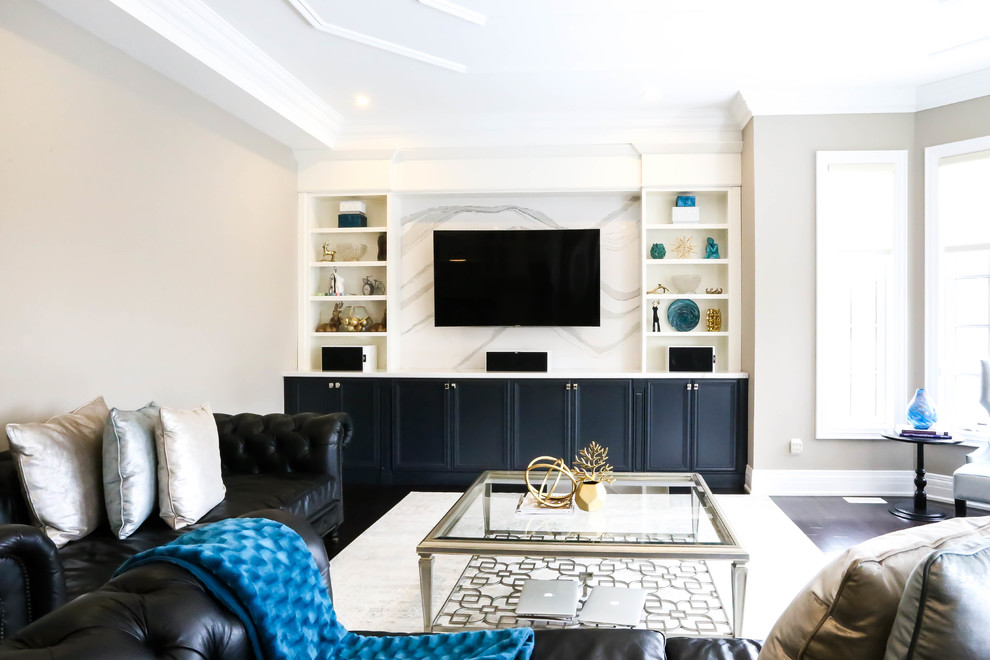 Пример оригинального дизайна: изолированная гостиная комната среднего размера в стиле неоклассика (современная классика) с серыми стенами, темным паркетным полом и телевизором на стене без камина