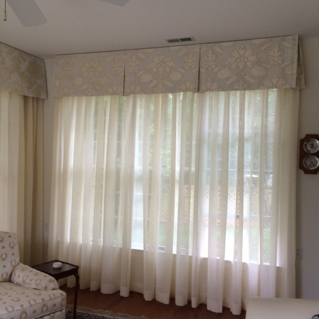 Ispirazione per un soggiorno tradizionale di medie dimensioni e chiuso con pareti beige e parquet chiaro