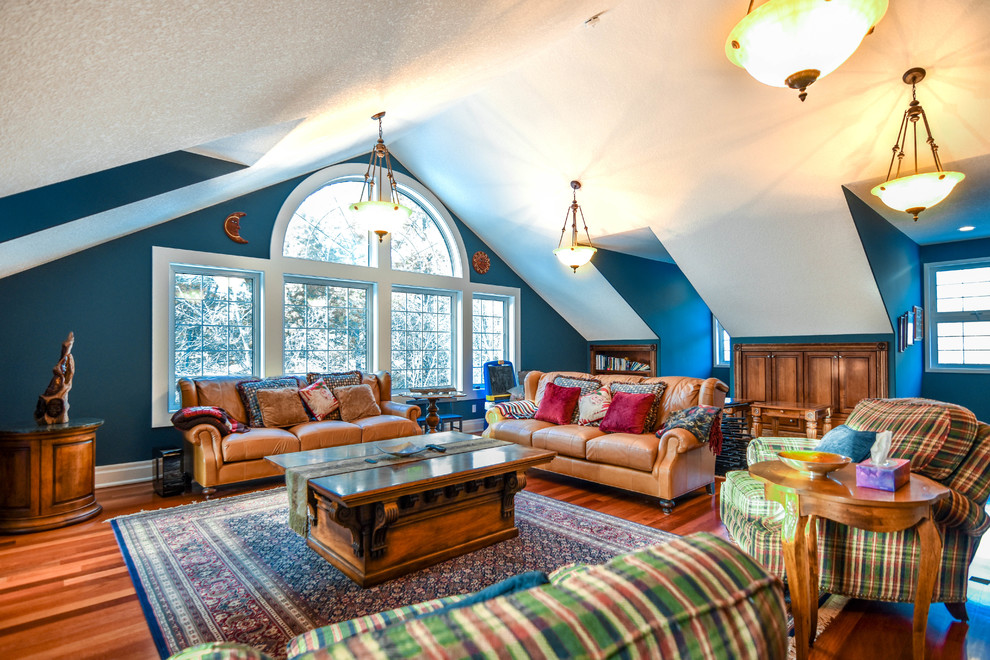 Идея дизайна: большая двухуровневая гостиная комната в стиле кантри с синими стенами, паркетным полом среднего тона и коричневым полом без камина