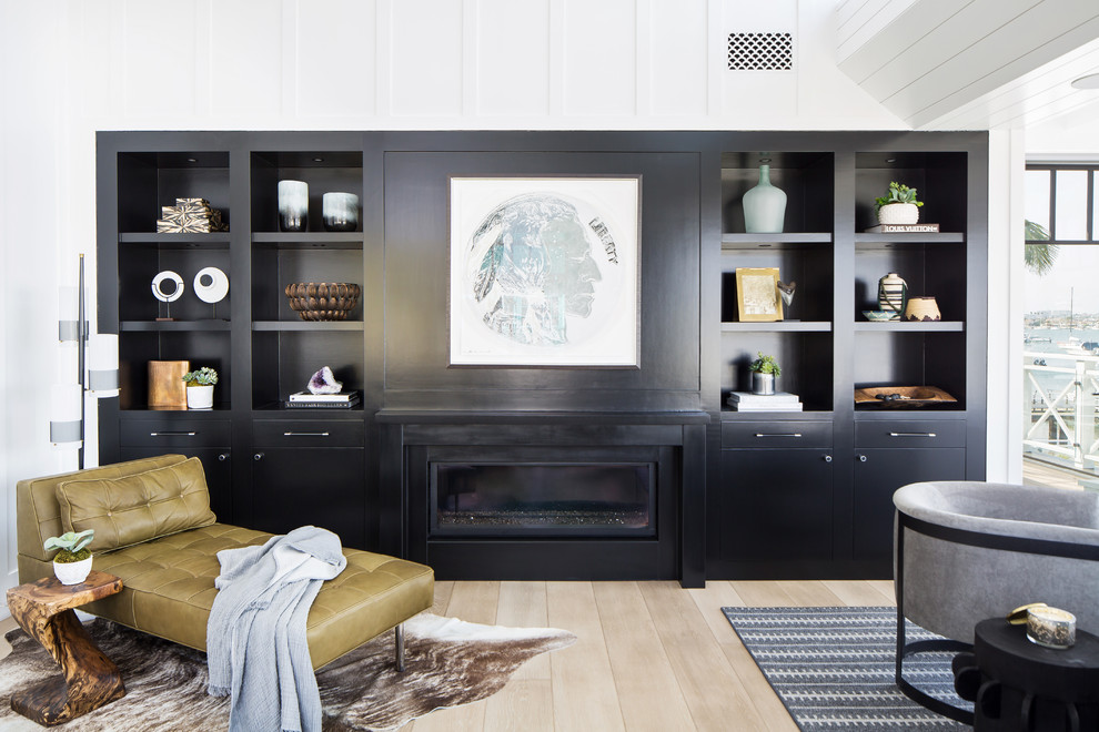 Стильный дизайн: открытая гостиная комната в морском стиле с белыми стенами, светлым паркетным полом, горизонтальным камином, бежевым полом и ковром на полу без телевизора - последний тренд