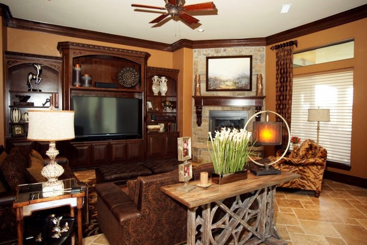 Imagen de sala de estar cerrada tradicional renovada grande con paredes beige, moqueta, todas las chimeneas, marco de chimenea de piedra y pared multimedia