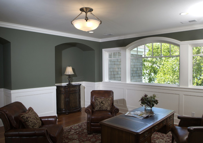 Ejemplo de sala de estar cerrada tradicional renovada grande con suelo de madera en tonos medios y paredes grises