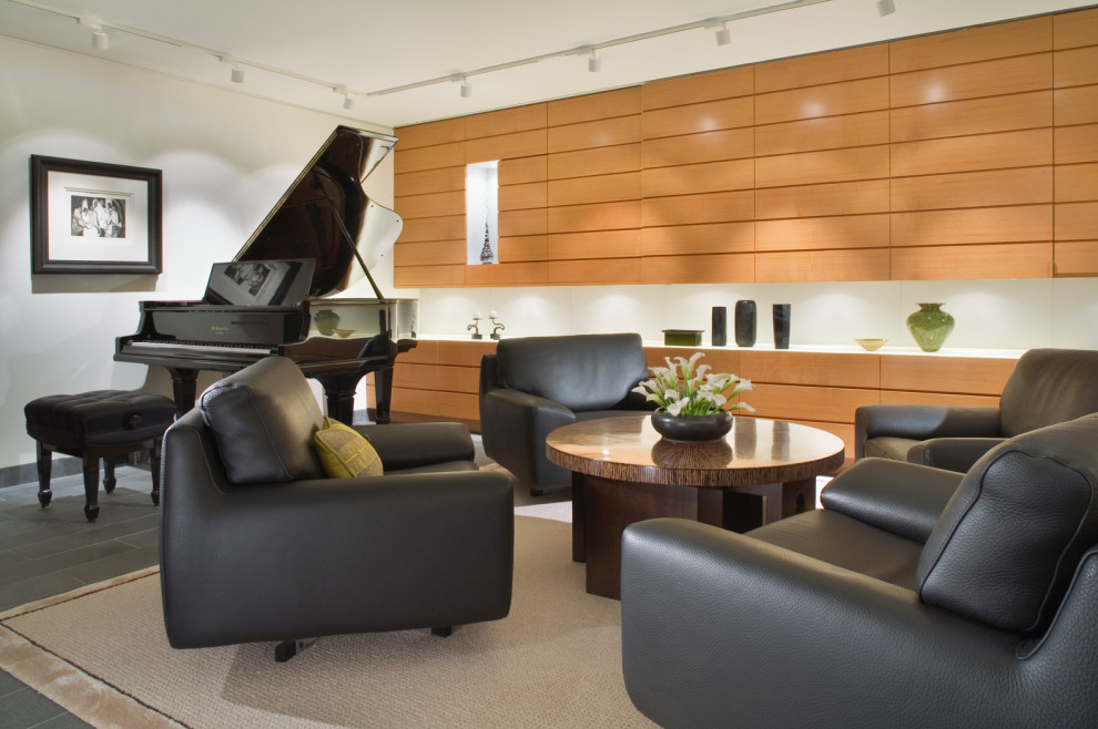 Diseño de sala de estar abierta de estilo zen de tamaño medio sin chimenea y televisor con paredes blancas, suelo de pizarra y suelo gris