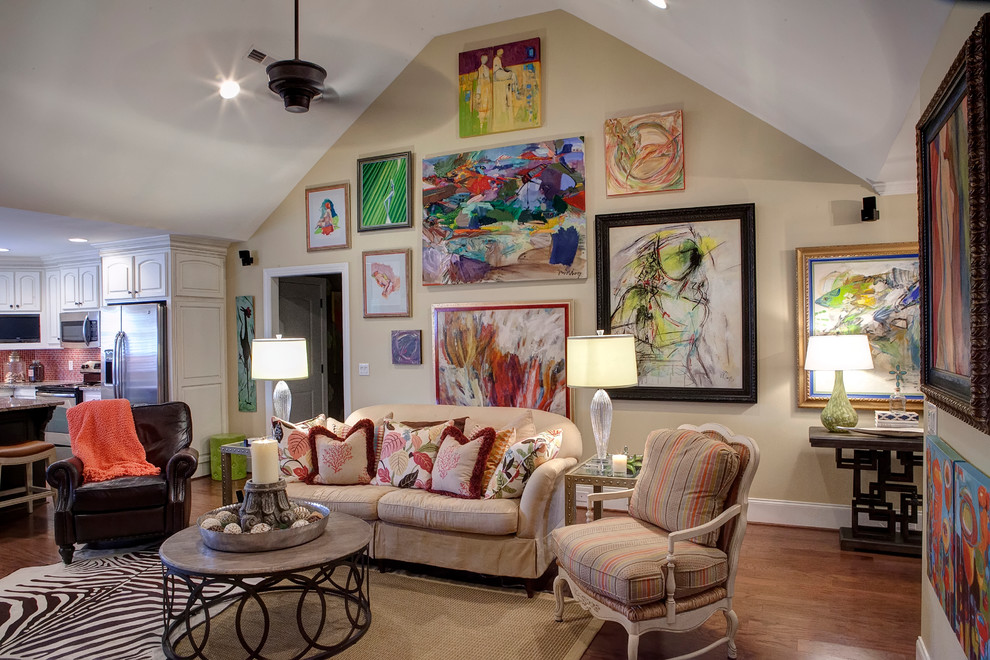 Großer, Offener Klassischer Hobbyraum mit beiger Wandfarbe und braunem Holzboden in Charleston