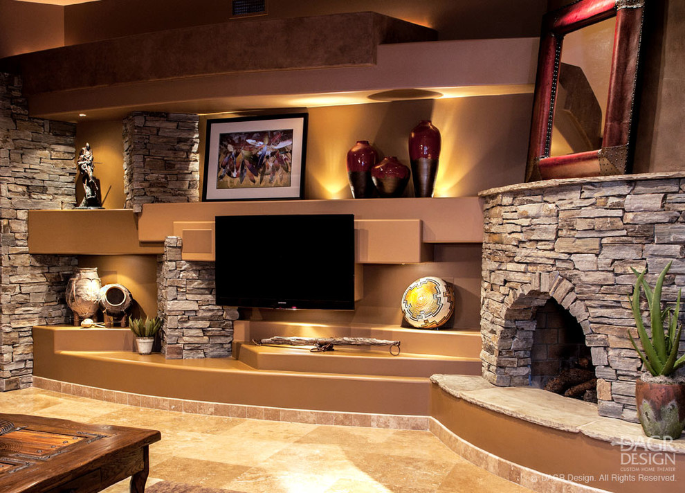 Offenes Mediterranes Wohnzimmer mit brauner Wandfarbe, Travertin, Kaminumrandung aus Stein und TV-Wand in Phoenix