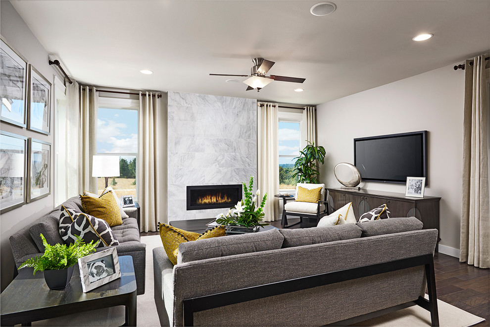 Modernes Wohnzimmer mit braunem Boden in Denver