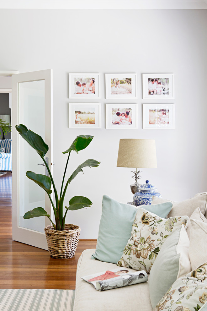Ispirazione per un soggiorno stile marinaro con pareti bianche e pavimento in legno massello medio