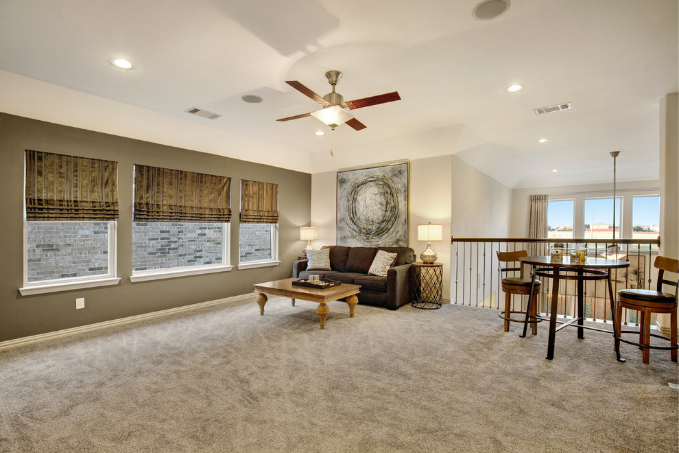 Immagine di un grande soggiorno stile loft con sala giochi, pareti beige e moquette