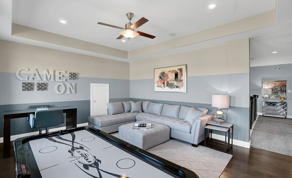 Idée de décoration pour une grande salle de séjour mansardée ou avec mezzanine design avec salle de jeu, un mur bleu, parquet foncé et un sol marron.