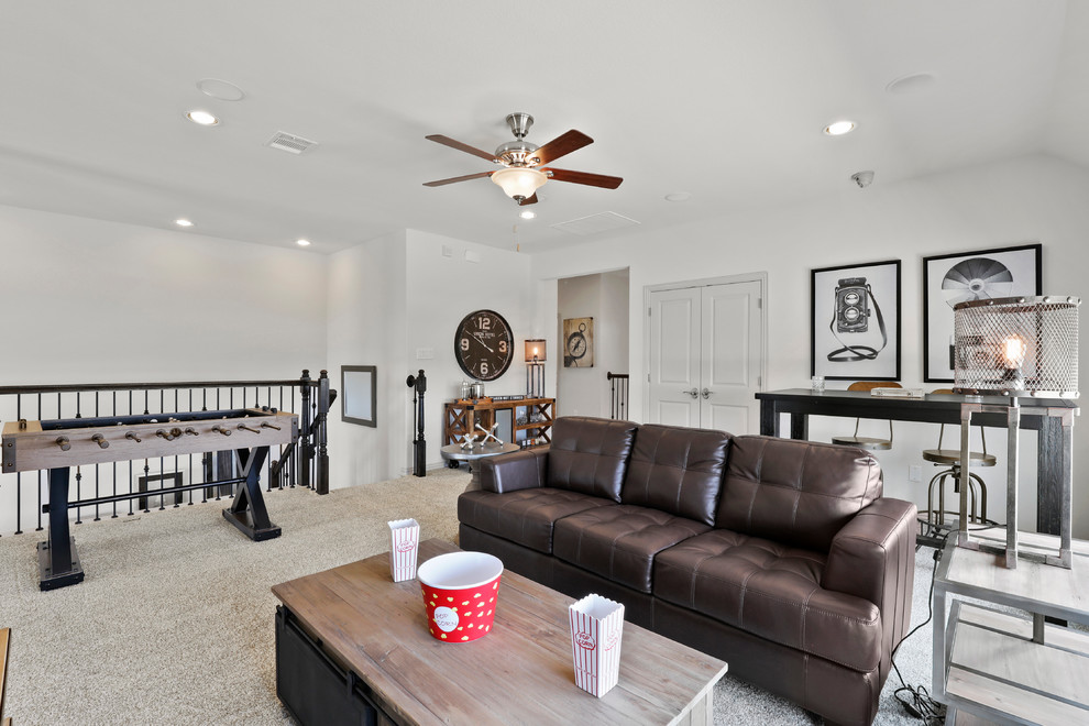 Esempio di un grande soggiorno minimal stile loft con sala giochi, pareti beige, moquette, TV a parete e pavimento beige