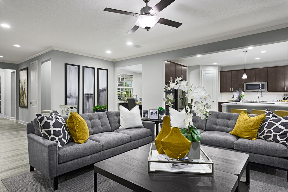 Imagen de sala de estar abierta contemporánea con paredes grises y suelo multicolor