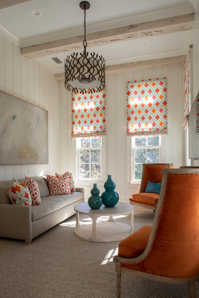 Imagen de sala de estar cerrada costera grande con paredes blancas, moqueta y suelo beige