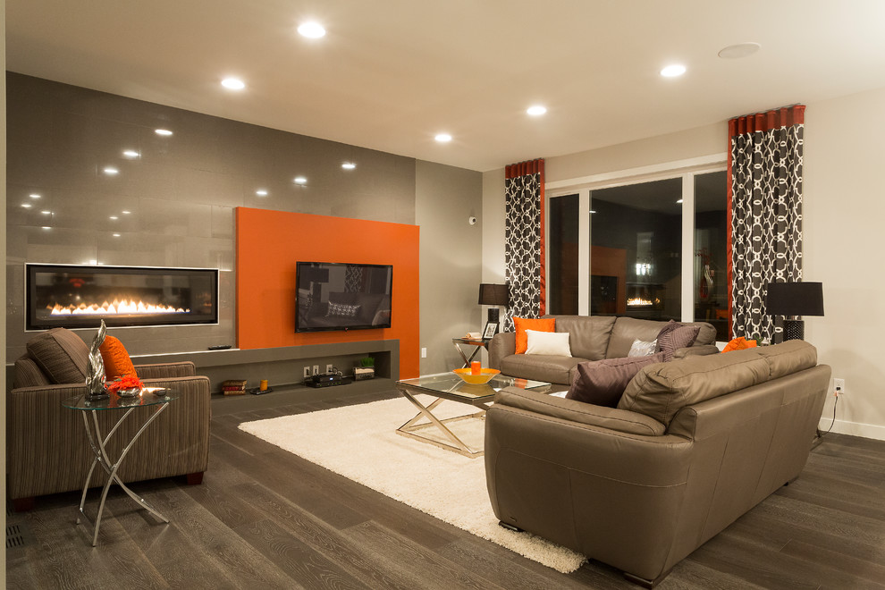 Свежая идея для дизайна: открытая гостиная комната среднего размера в современном стиле с оранжевыми стенами, полом из винила, горизонтальным камином, фасадом камина из плитки и телевизором на стене - отличное фото интерьера