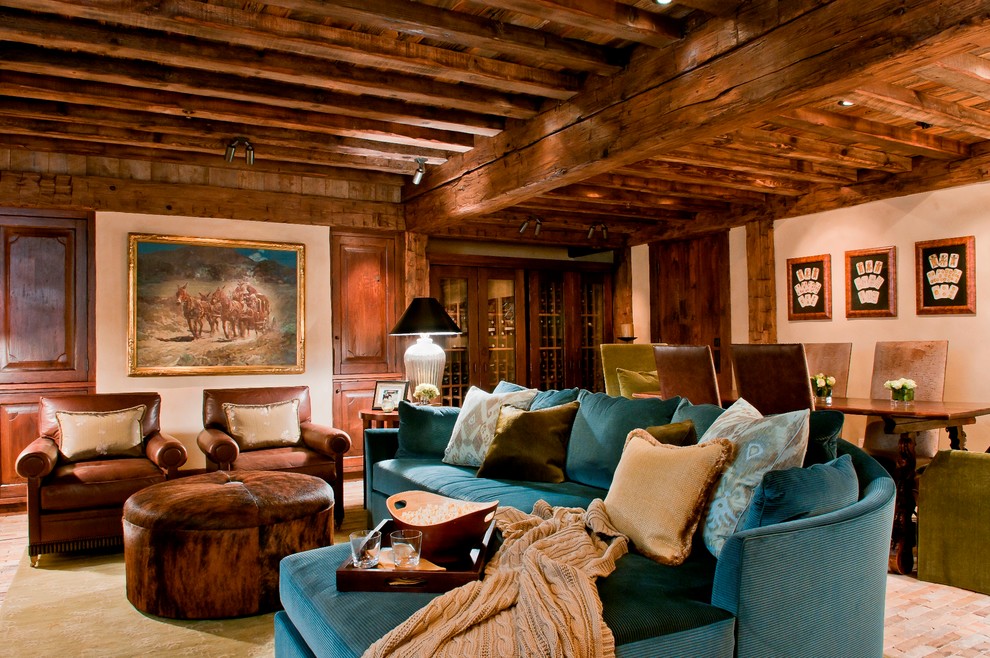 Ispirazione per un soggiorno stile rurale chiuso con pareti beige e pavimento in mattoni