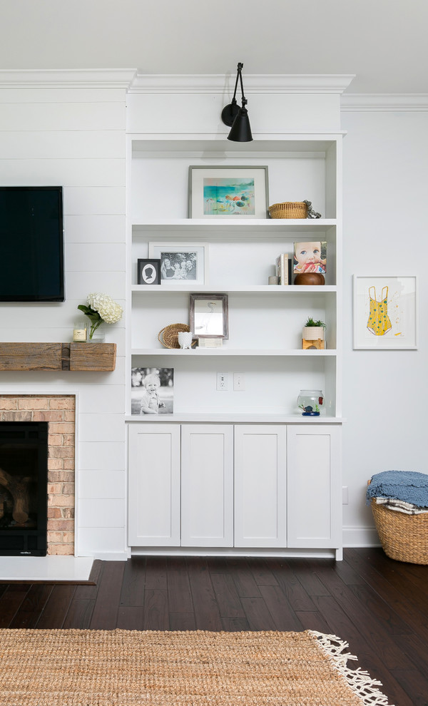 Foto de sala de estar abierta de estilo de casa de campo grande con paredes blancas, todas las chimeneas, marco de chimenea de ladrillo y televisor colgado en la pared