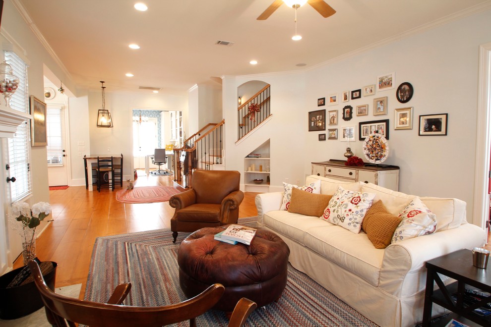 Immagine di un soggiorno classico aperto con pareti grigie e pavimento in legno massello medio